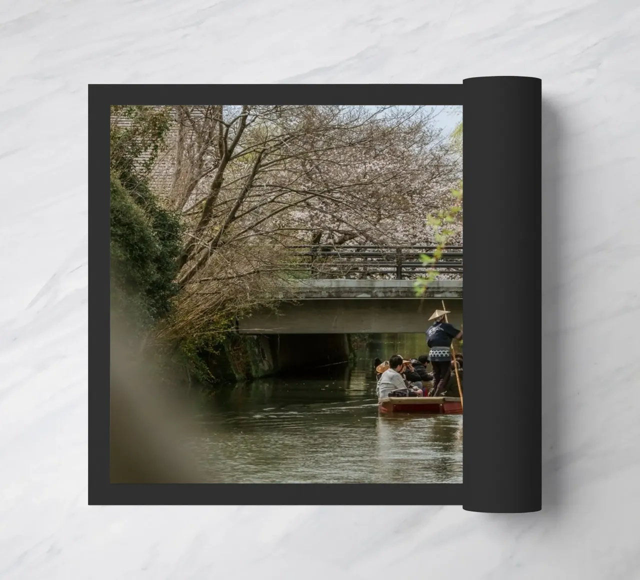 Il fiume dei ciliegi in fiore a Yanagawa, Giappone zerbino da Marcel Bisig