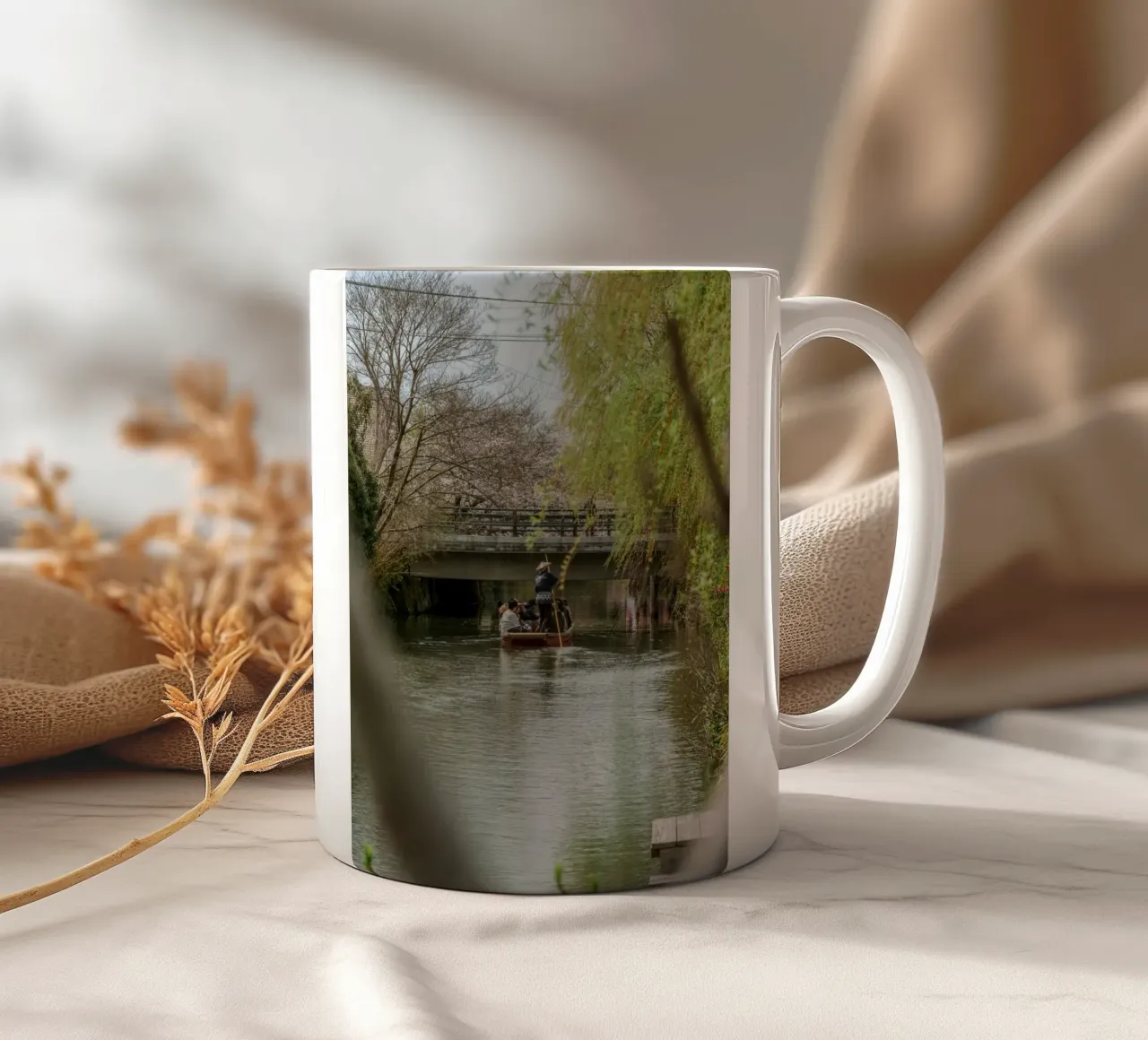 Il fiume dei ciliegi in fiore a Yanagawa, Giappone tazza in ceramica da Marcel Bisig