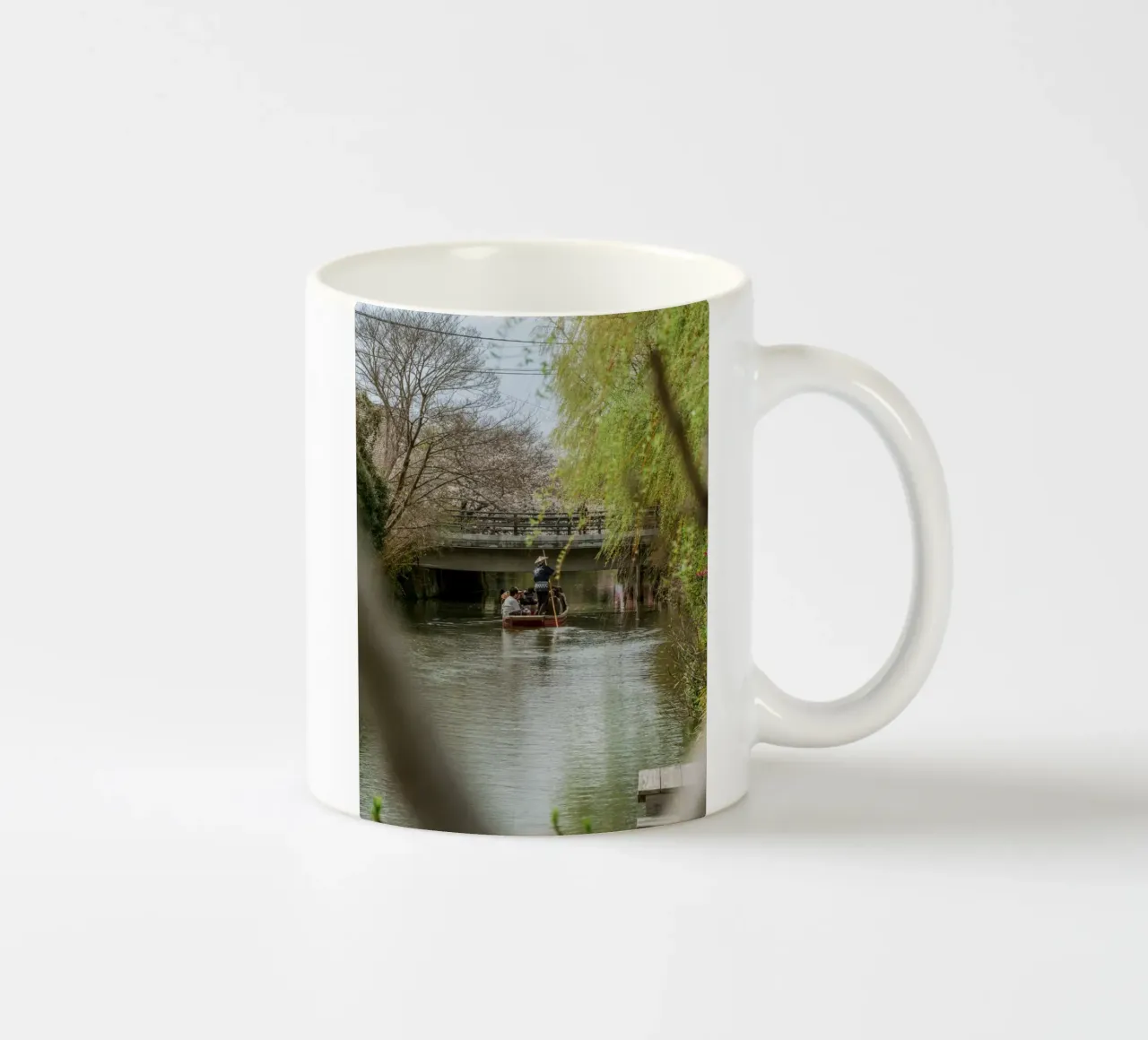 Il fiume dei ciliegi in fiore a Yanagawa, Giappone tazza in ceramica da Marcel Bisig