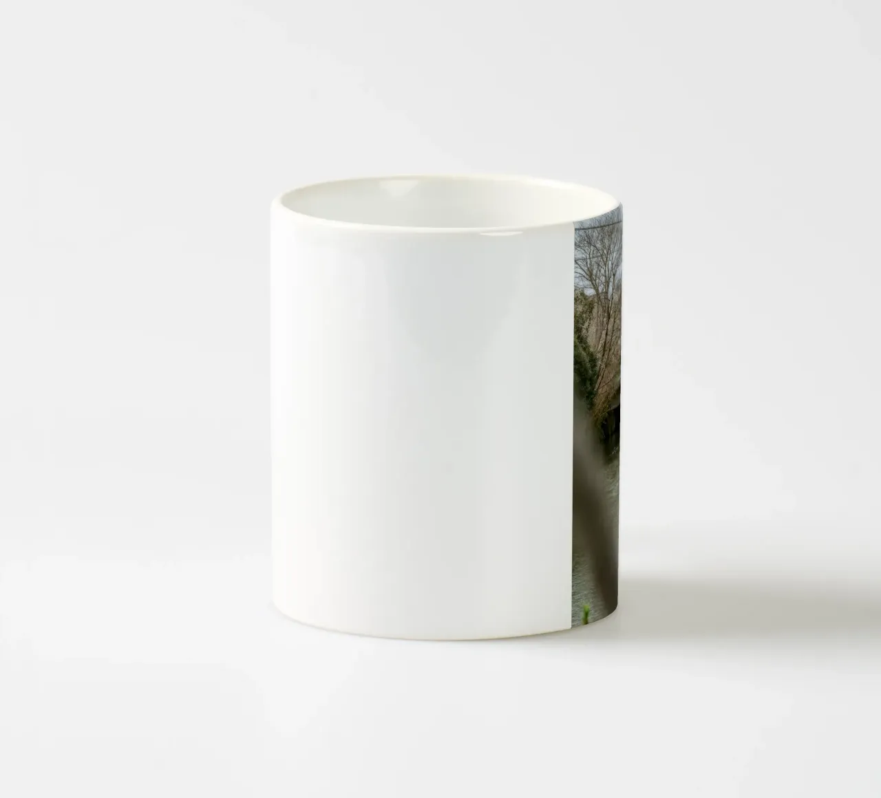 Il fiume dei ciliegi in fiore a Yanagawa, Giappone tazza in ceramica da Marcel Bisig