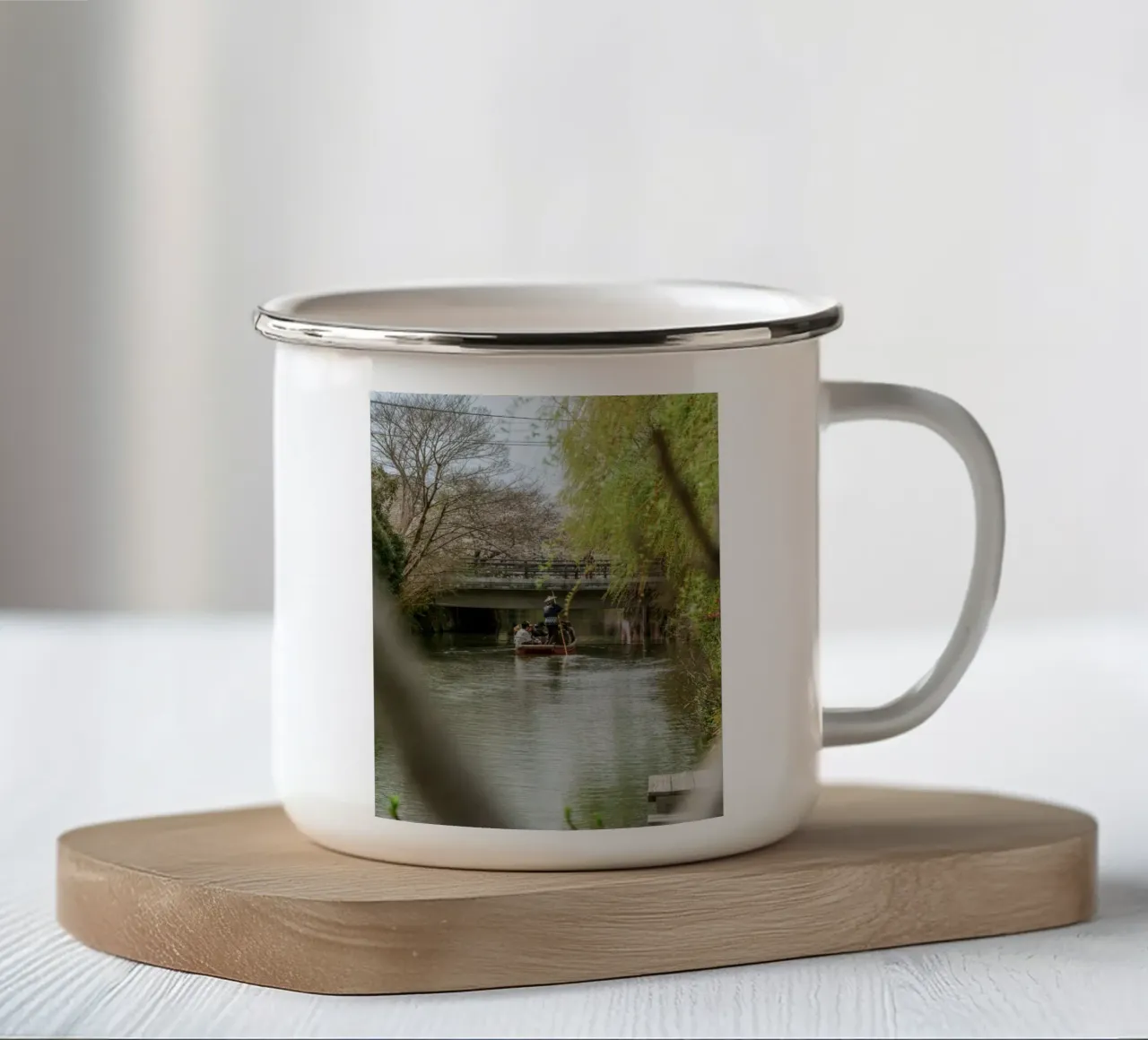 Il fiume dei ciliegi in fiore a Yanagawa, Giappone tazza in smalto da Marcel Bisig