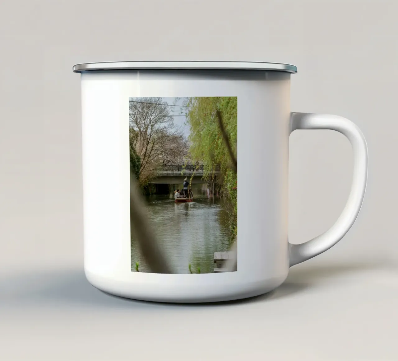 Il fiume dei ciliegi in fiore a Yanagawa, Giappone tazza in smalto da Marcel Bisig