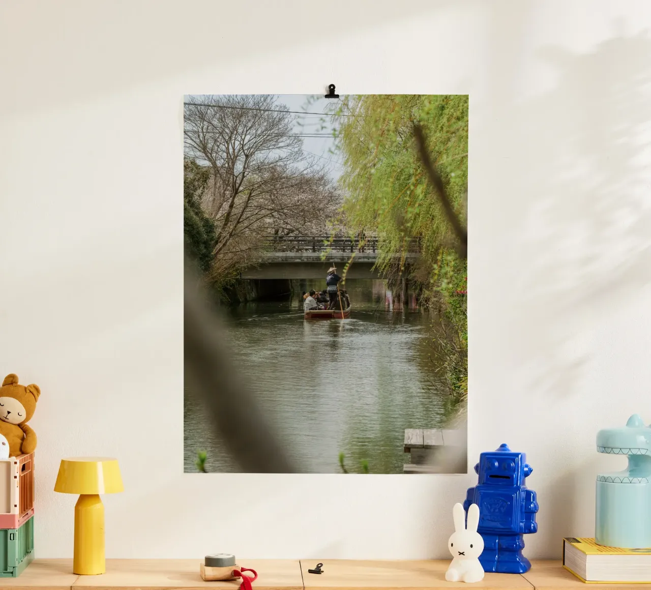 Il fiume dei ciliegi in fiore a Yanagawa, Giappone poster con telaio in plastica da Marcel Bisig