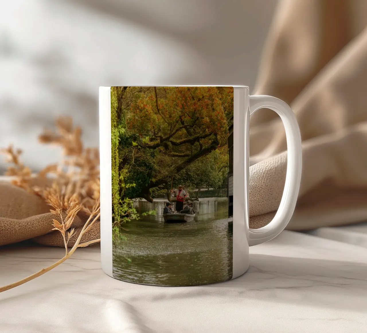 Giro in barca d'autunno a Yanagawa, Giappone tazza in ceramica da Marcel Bisig