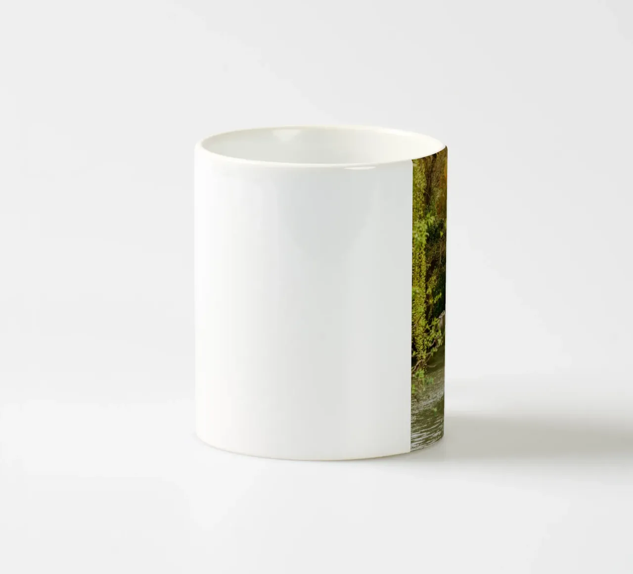 Giro in barca d'autunno a Yanagawa, Giappone tazza in ceramica da Marcel Bisig