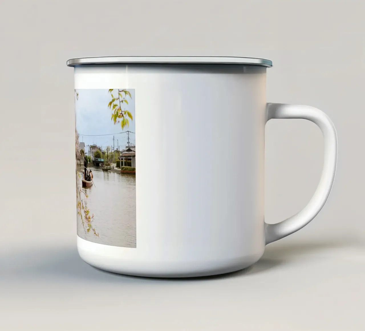 Il fiume dei ciliegi in fiore a Yanagawa, Giappone tazza in smalto da Marcel Bisig