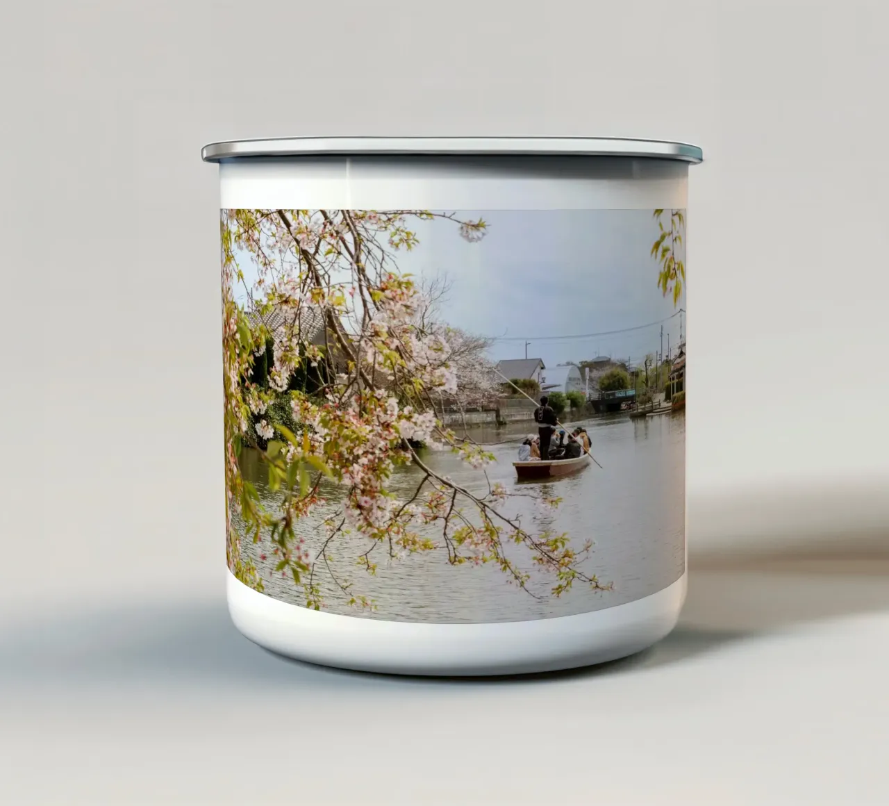 Il fiume dei ciliegi in fiore a Yanagawa, Giappone tazza in smalto da Marcel Bisig