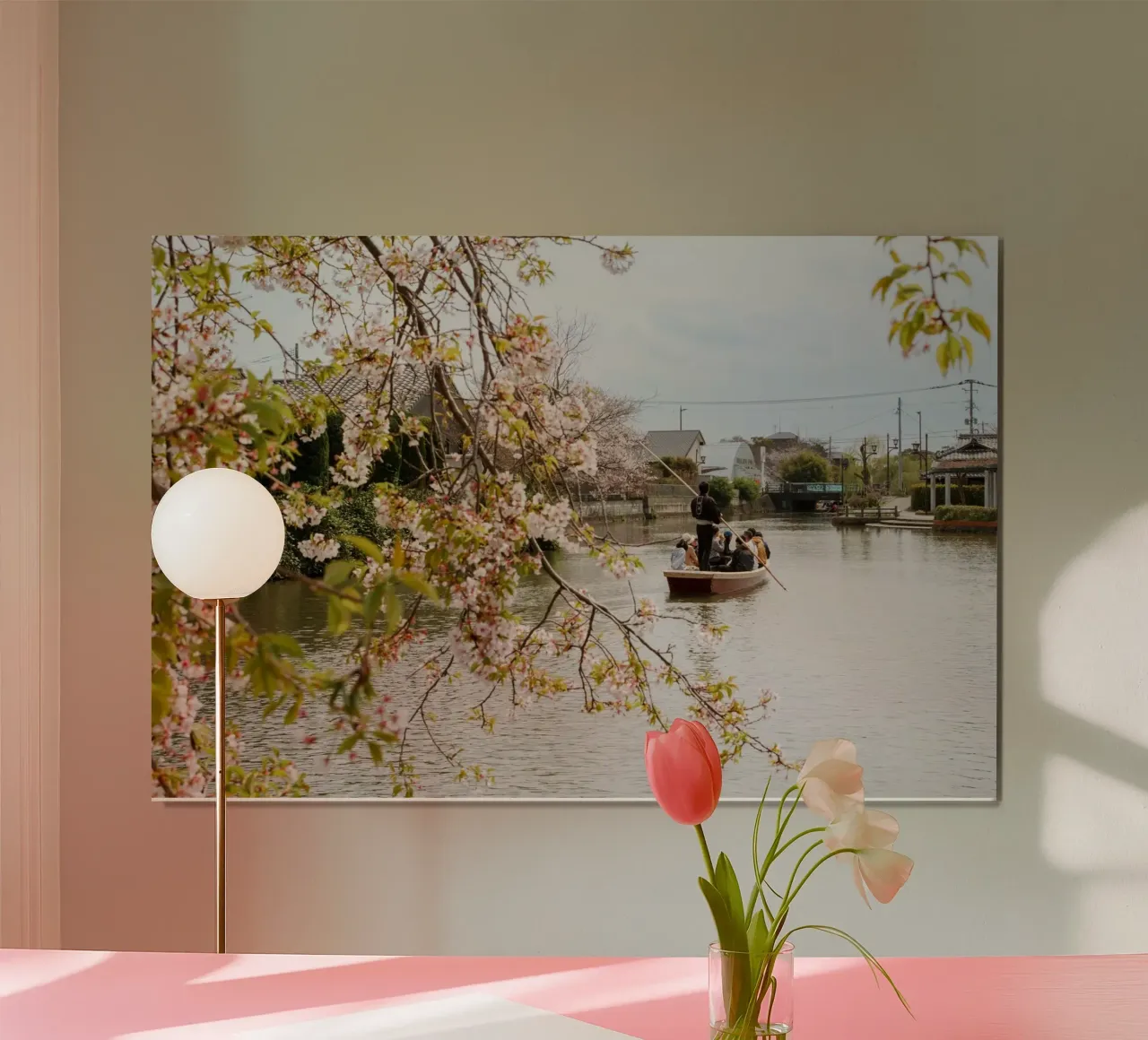 Il fiume dei ciliegi in fiore a Yanagawa, Giappone poster con telaio in plastica da Marcel Bisig