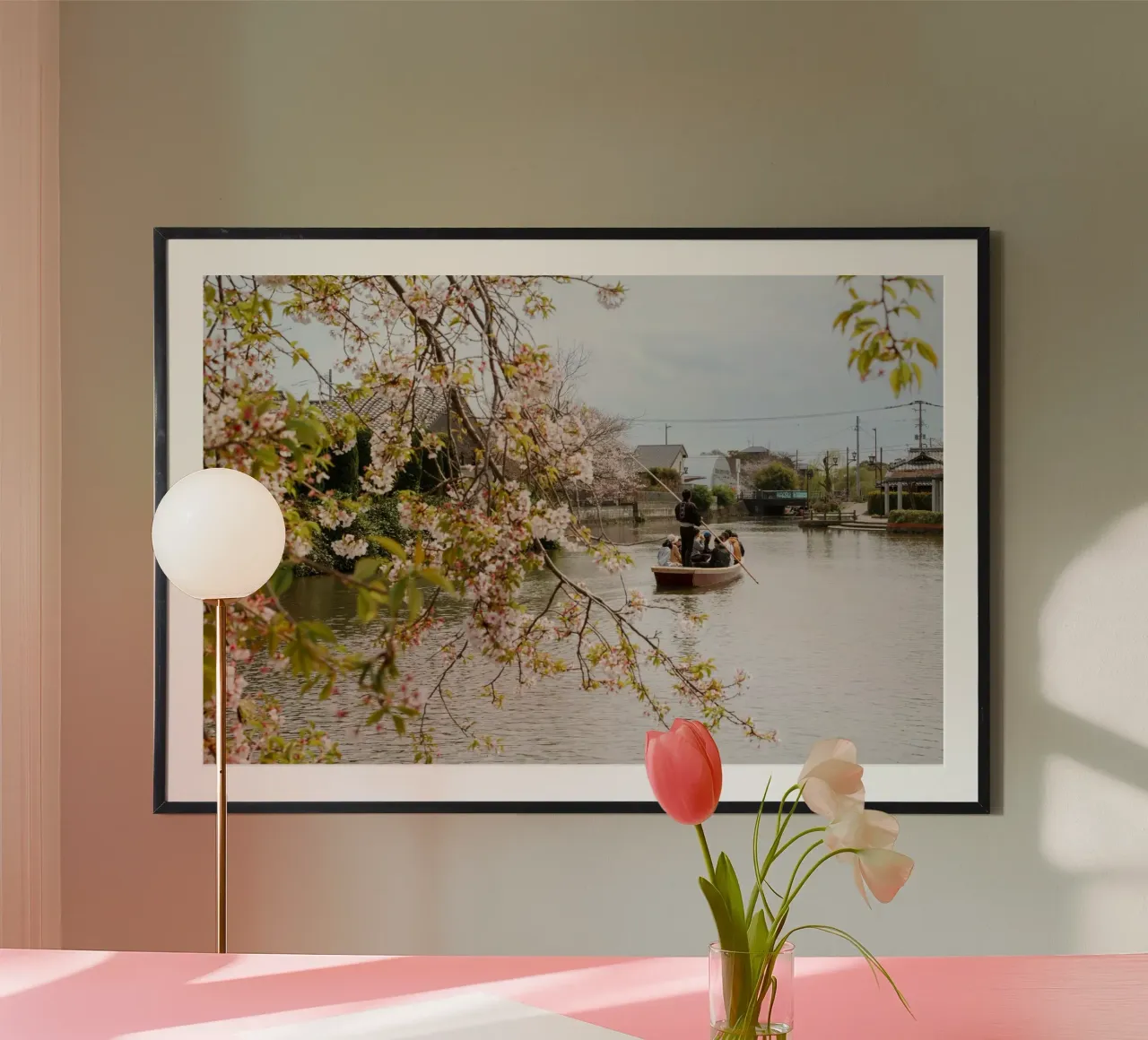 Il fiume dei ciliegi in fiore a Yanagawa, Giappone poster con telaio in plastica da Marcel Bisig