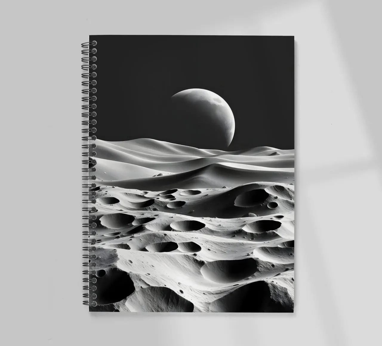 Paesaggio lunare monocromatico, crateri e dune astratte diario ad anelli da Artistic-shop