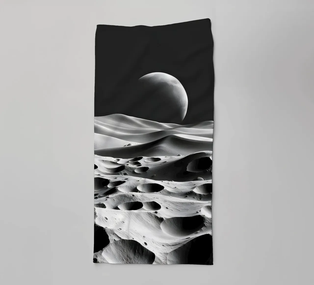 Paisaje lunar monocromo, cráteres y dunas abstractos toalla de baño de Artistic-shop