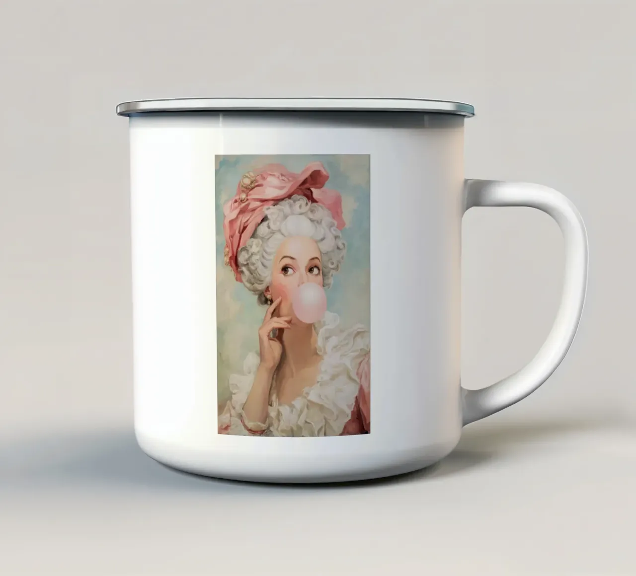 Madame Pompadur che soffia una gomma da masticare rosa tazza in smalto da Modern Muse
