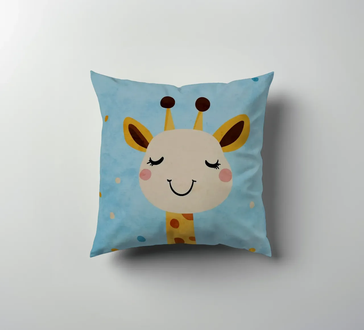 giraffa che sorride macchie occhi chiusi cuscino da Courtney Ohling