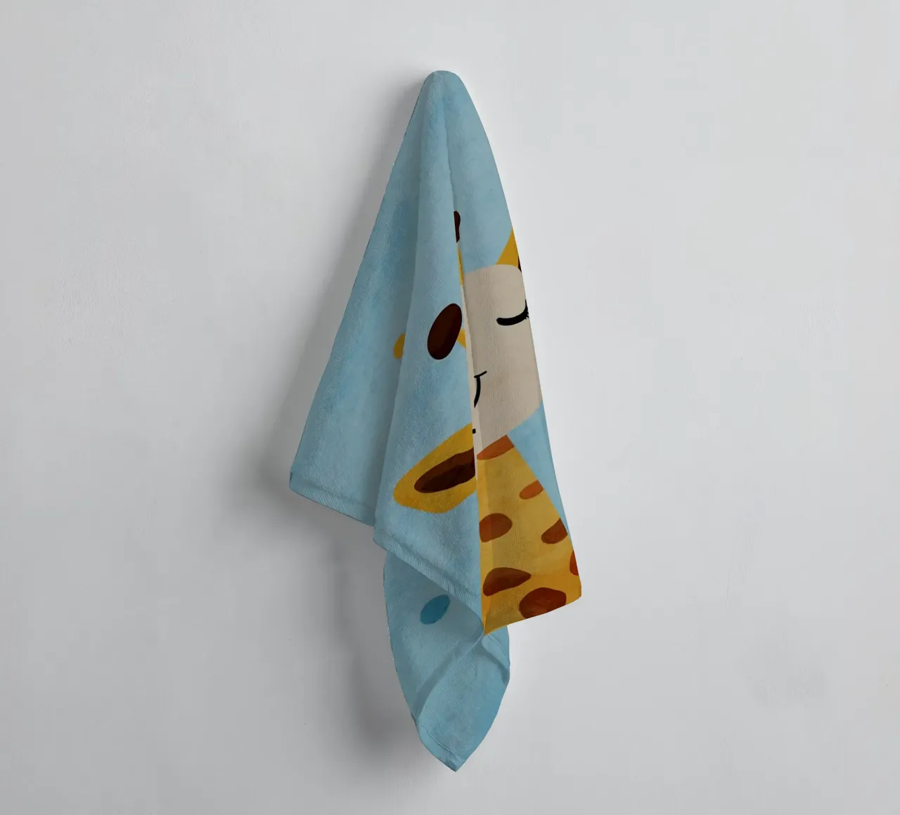 giraffa che sorride macchie occhi chiusi asciugamano da bagno da Courtney Ohling