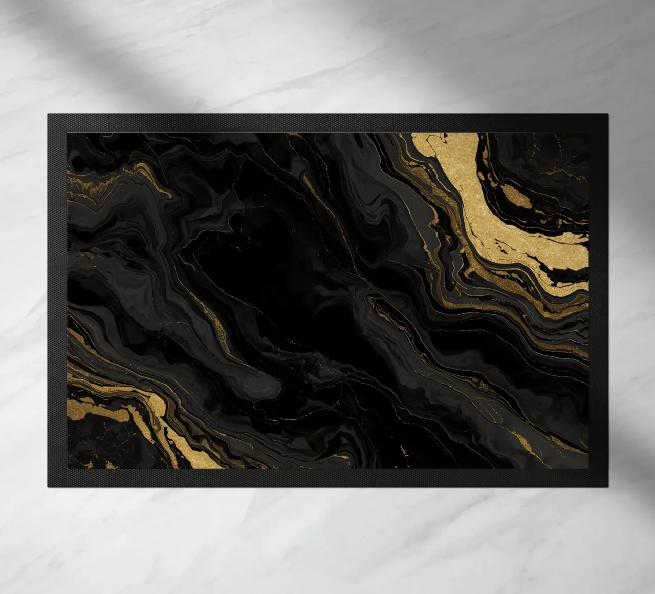 Texture astratta marmorizzata nera, grigia e oro zerbino da DesignDoodle