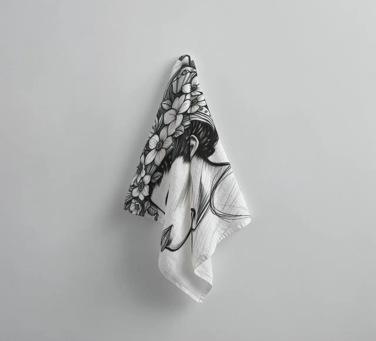 Donna di profilo con corona di fiori Schizzo in bianco e nero asciugamano da bagno da DesignDoodle