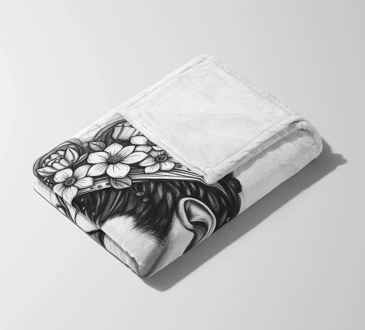 Donna di profilo con corona di fiori Schizzo in bianco e nero coperta in pile da DesignDoodle