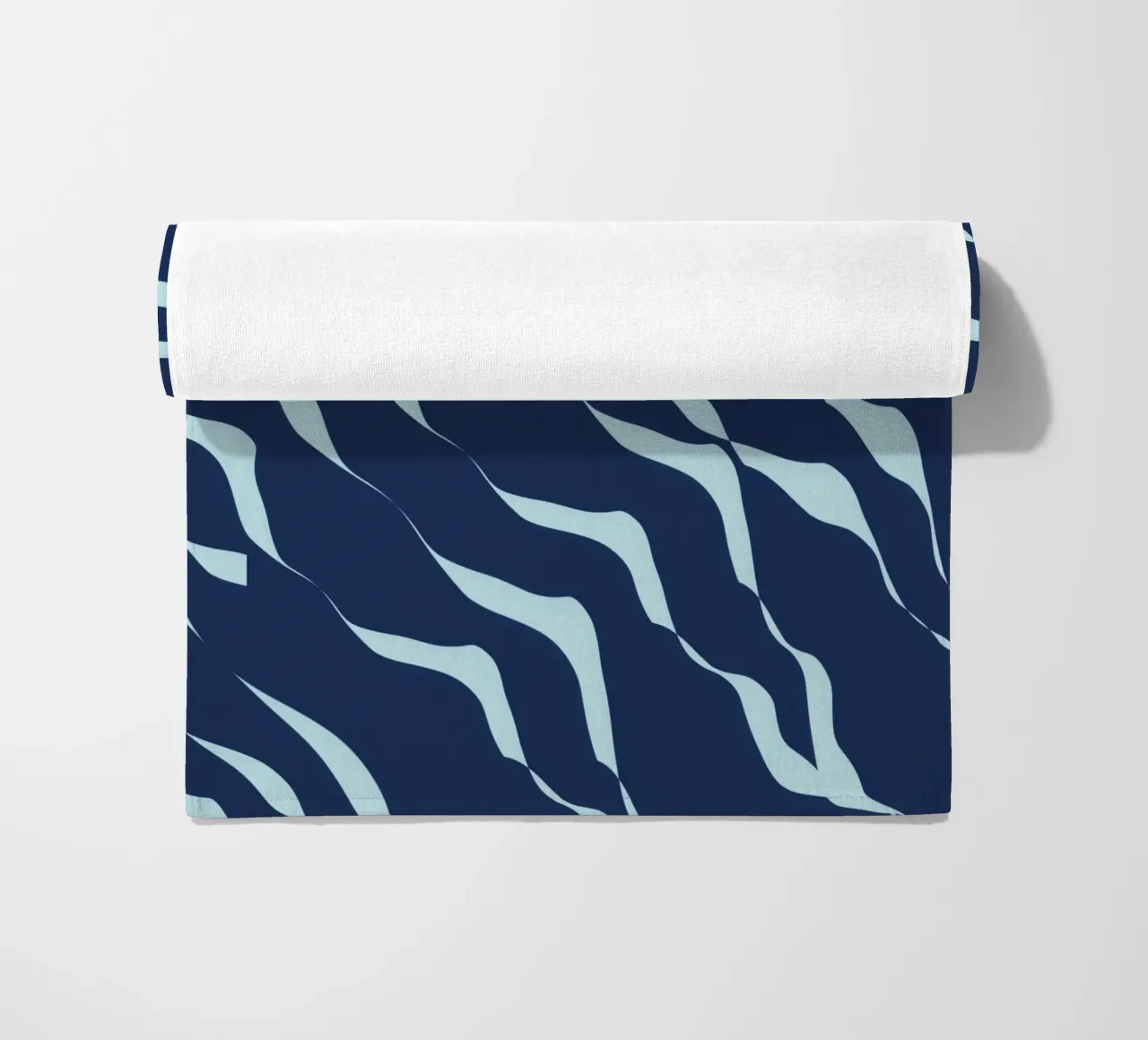 Waves pattern 04 strandhanddoek van Little Dean