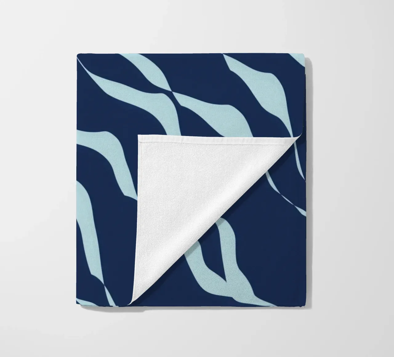 Waves pattern 04 strandhanddoek van Little Dean