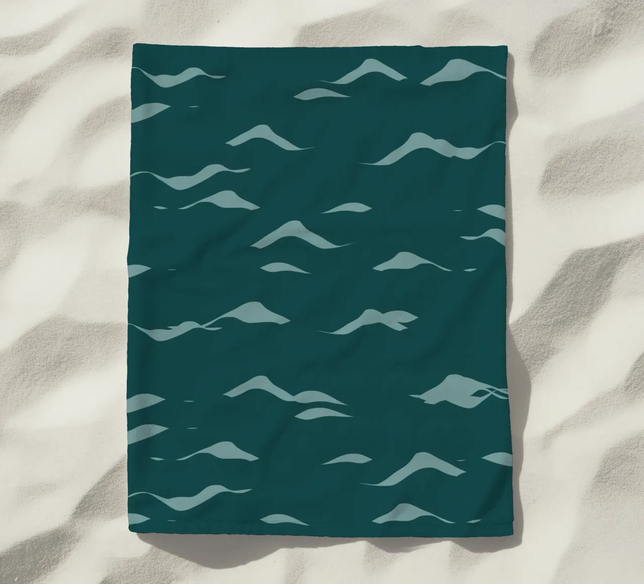 Golven patroon 07 strandhanddoek van Little Dean