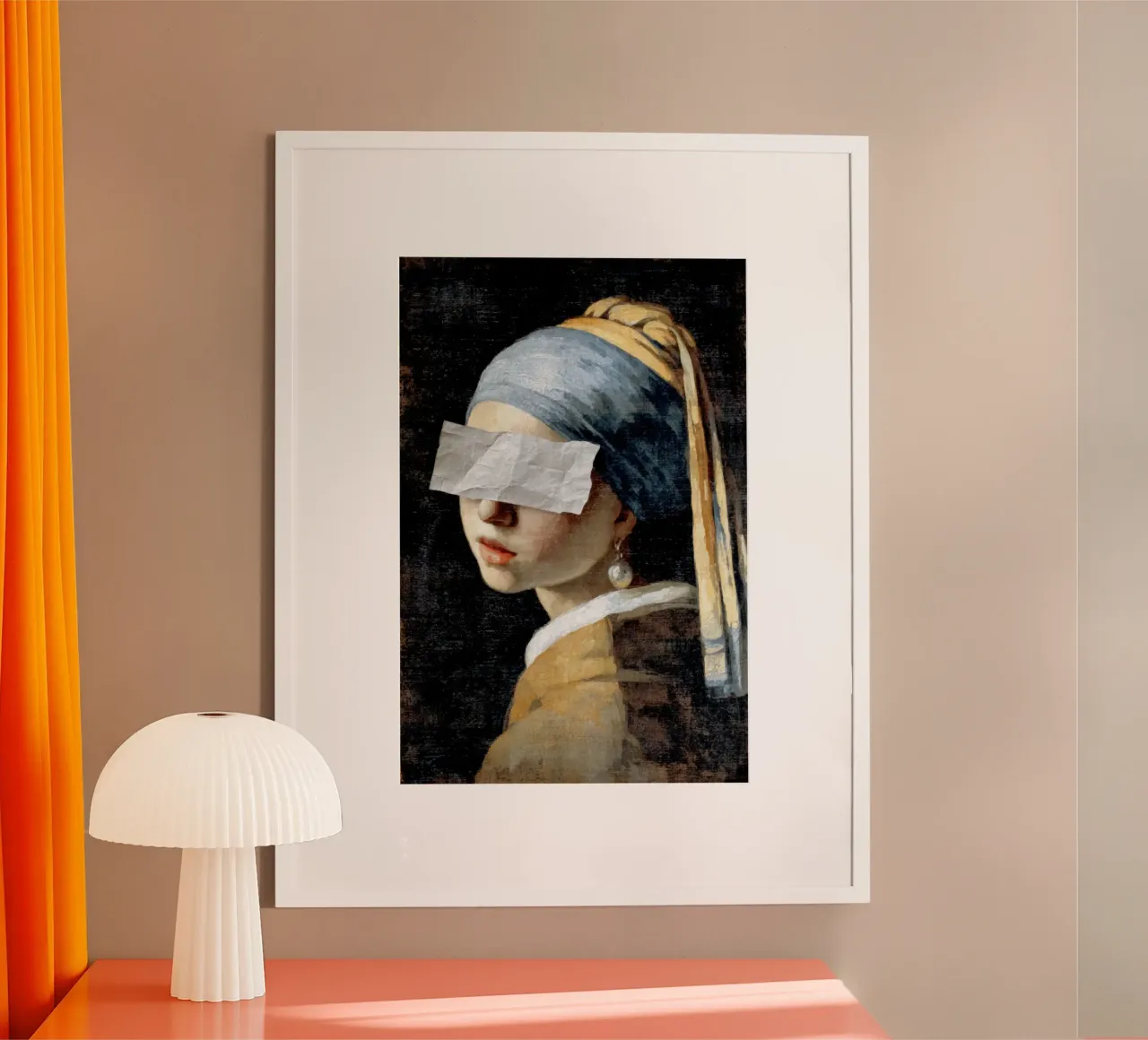 La Ragazza con l'orecchino di perla di Vermeer in un travestimento giocoso poster con telaio in legno da Modern Muse