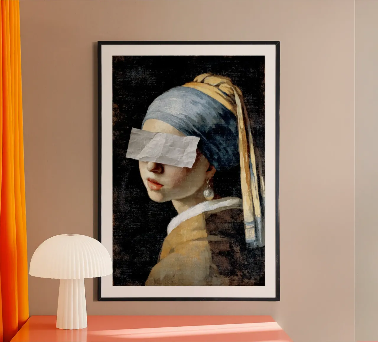 La Ragazza con l'orecchino di perla di Vermeer in un travestimento giocoso poster con telaio in legno da Modern Muse