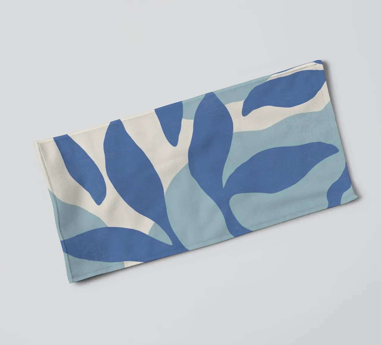 Astratto botanico - Blu asciugamano da bagno da MoonlightPrint