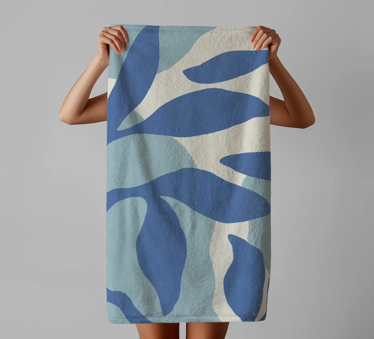 Astratto botanico - Blu asciugamano da bagno da MoonlightPrint