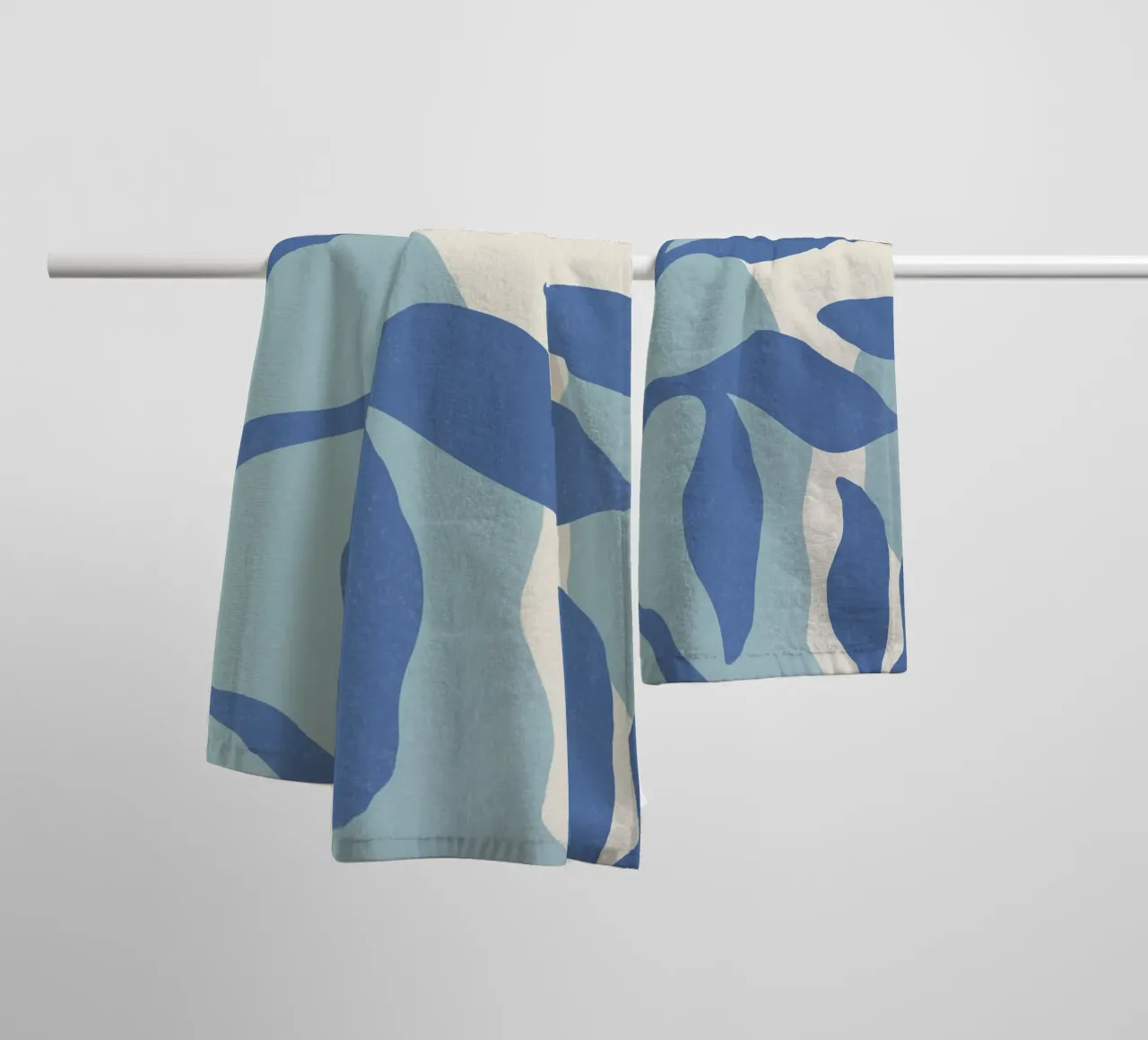 Astratto botanico - Blu asciugamano da bagno da MoonlightPrint