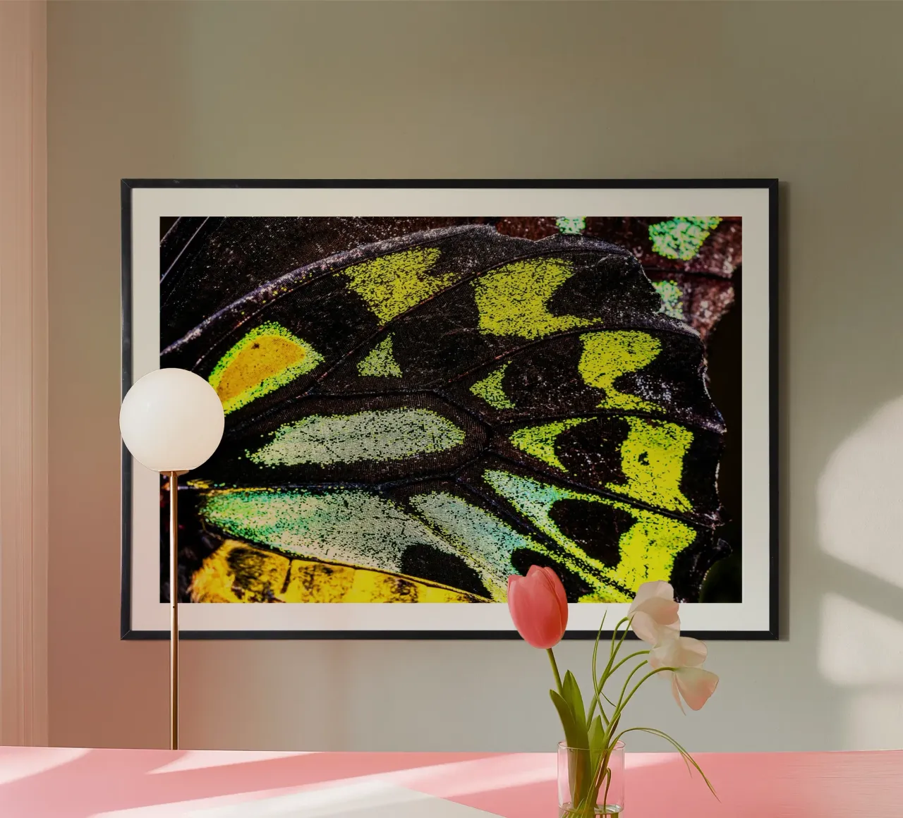 ala di farfalla poster con telaio in alluminio da Earthly Visions