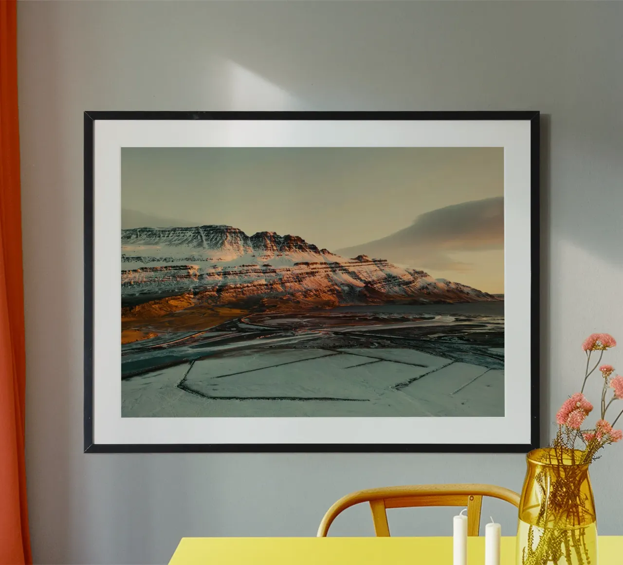 montagne neve poster con telaio in plastica da Earthly Visions