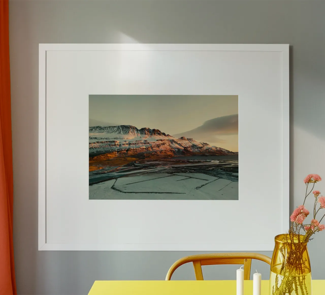 montagne neve poster con telaio in plastica da Earthly Visions