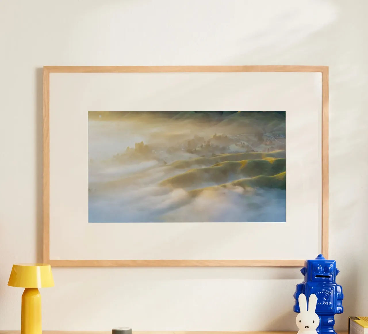 nebbia sulle colline poster con telaio in alluminio da Earthly Visions