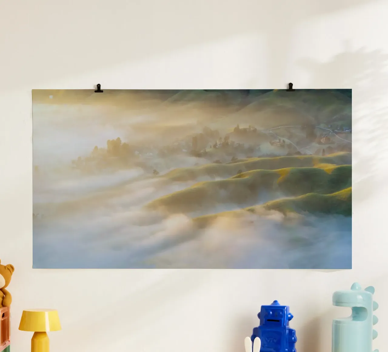 nebbia sulle colline poster con telaio in alluminio da Earthly Visions
