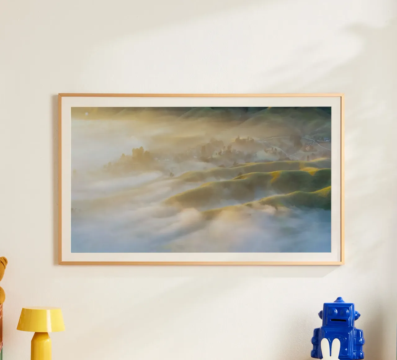 nebbia sulle colline poster con telaio in alluminio da Earthly Visions