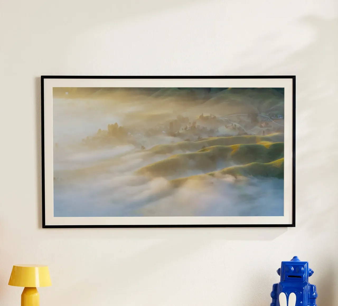 nebbia sulle colline poster con telaio in alluminio da Earthly Visions