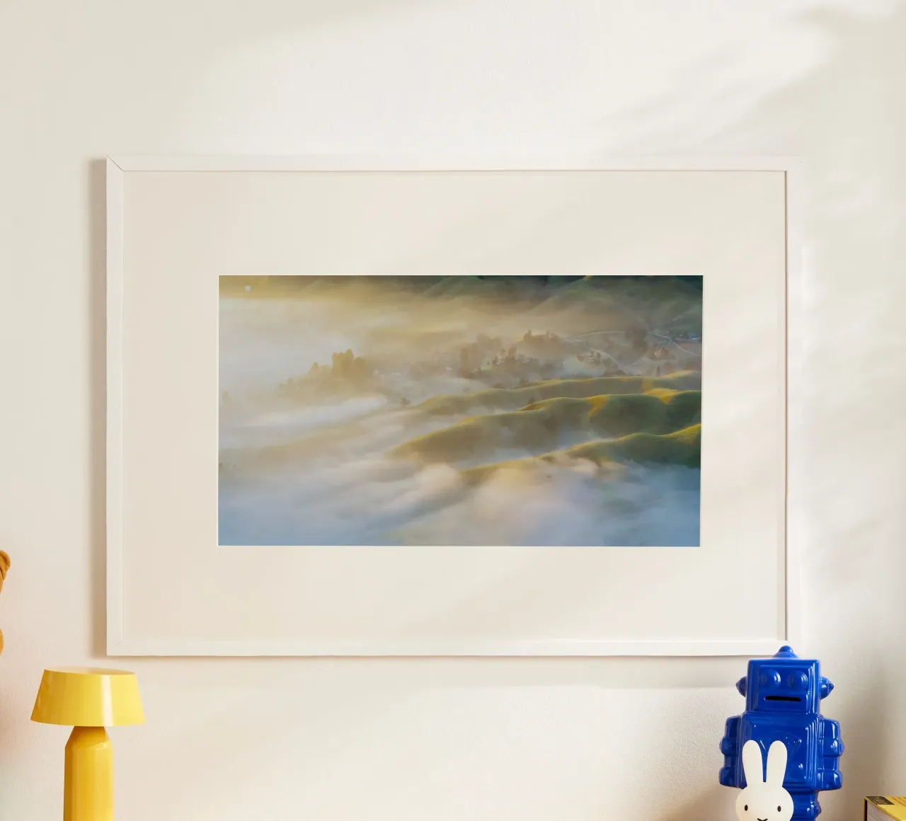 nebbia sulle colline poster con telaio in alluminio da Earthly Visions