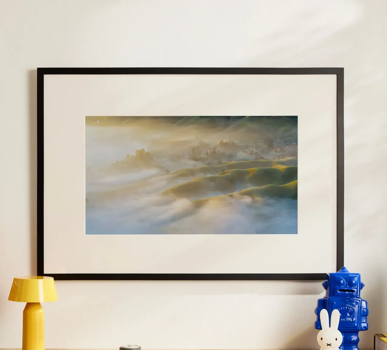 nebbia sulle colline poster con telaio in alluminio da Earthly Visions