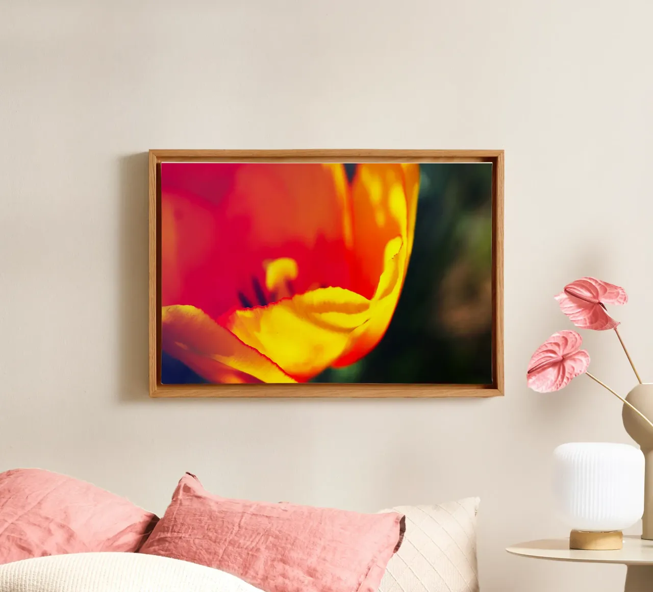 Gele tulp Curve - Abstracte Bloemenfoto Print canvas met Baklijst van jay