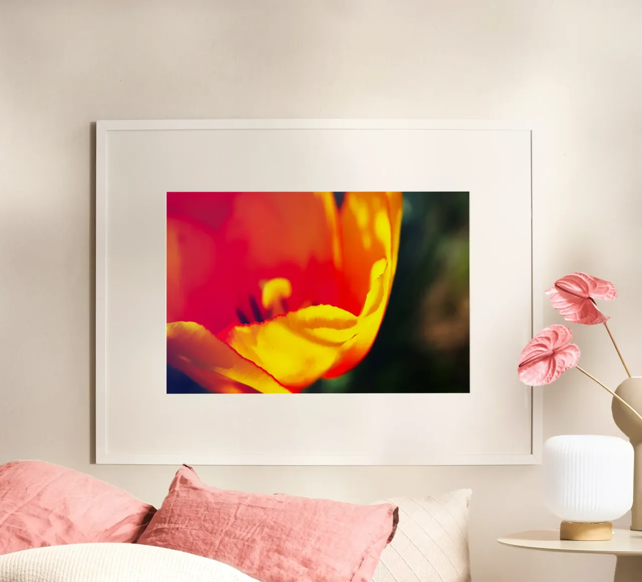 Gele tulp Curve - Abstracte Bloemenfoto Print poster met houten frame van jay