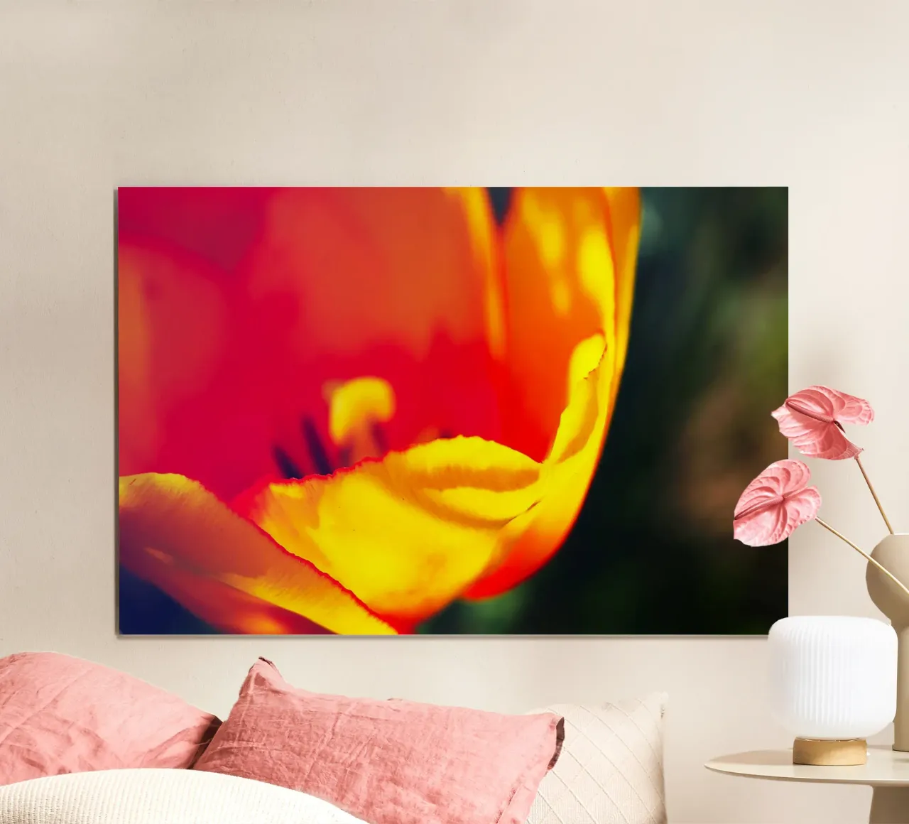 Gele tulp Curve - Abstracte Bloemenfoto Print poster met houten frame van jay