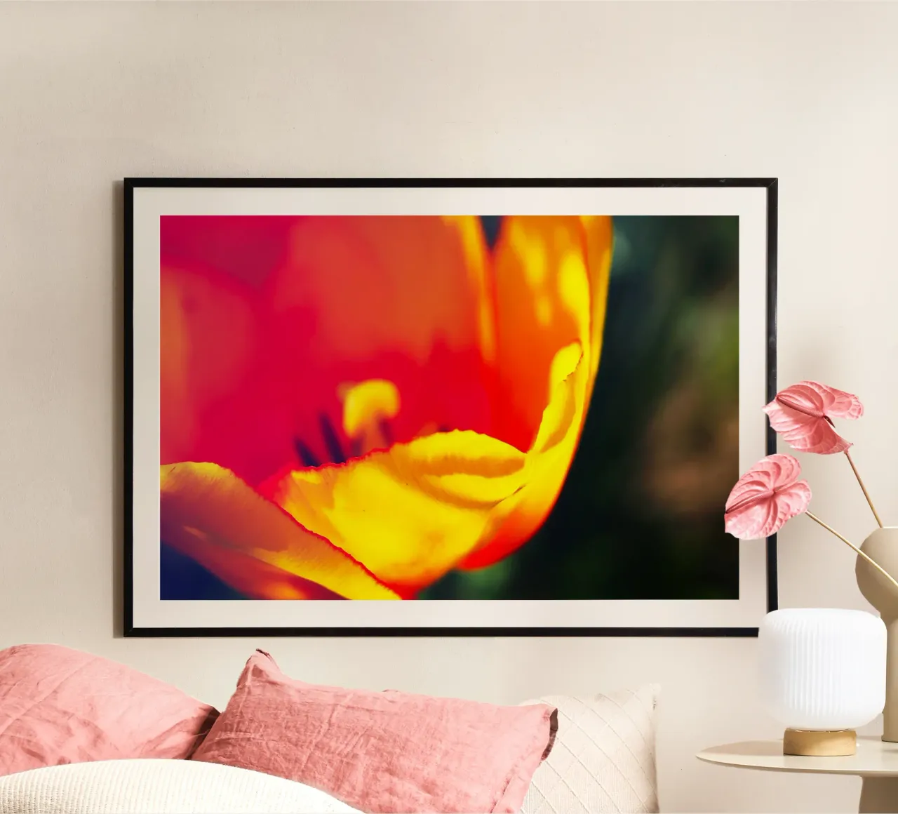 Gele tulp Curve - Abstracte Bloemenfoto Print poster met houten frame van jay