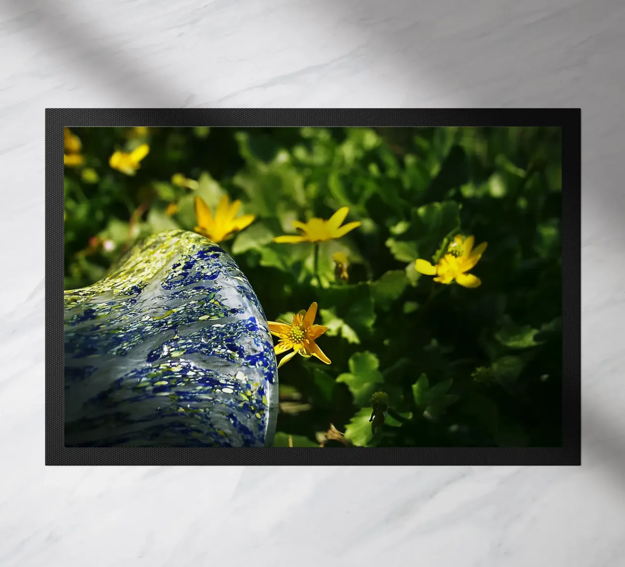 Fiori di campo gialli e vaso caduto - Racconto botanico zerbino da jay