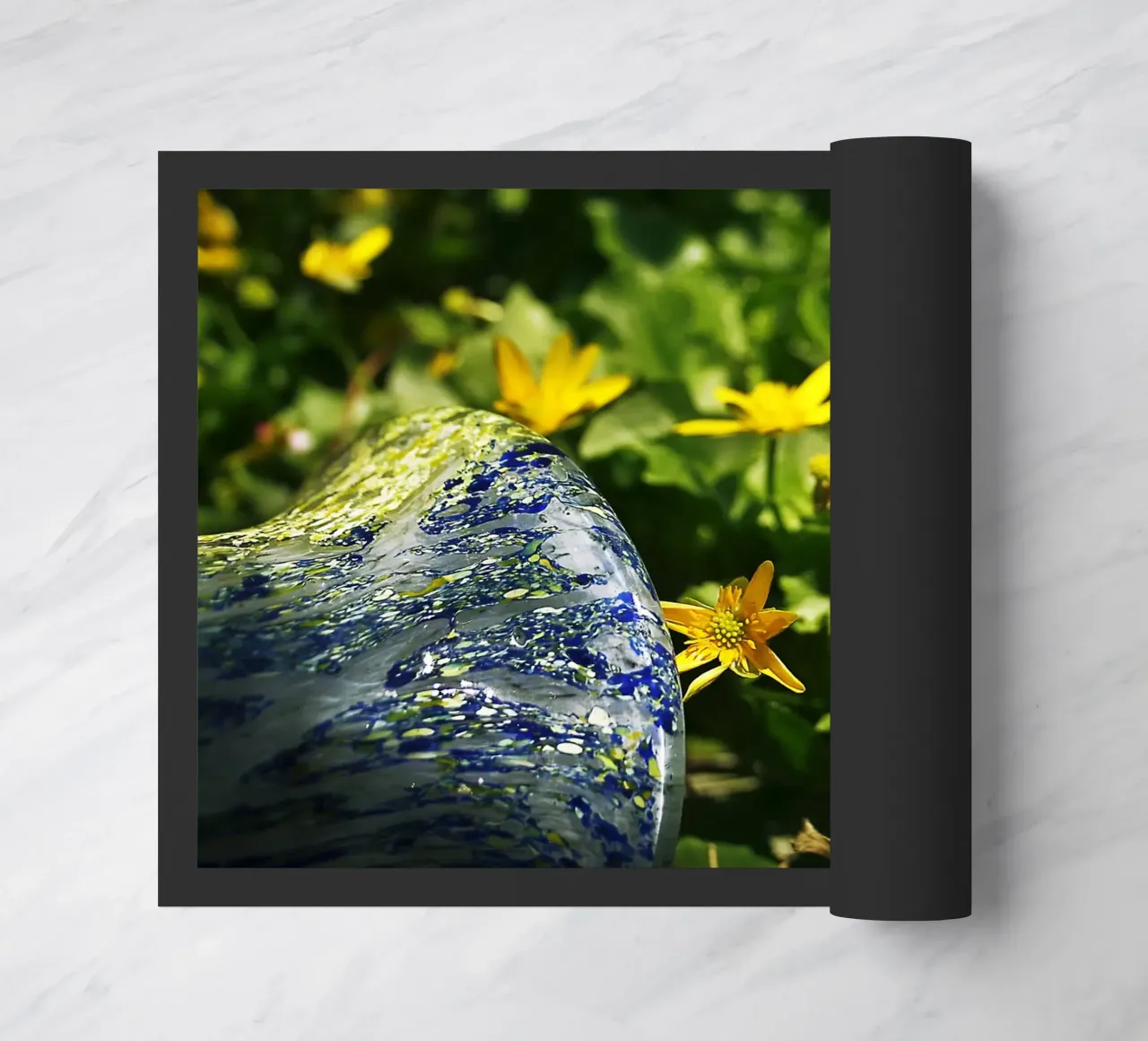 Fiori di campo gialli e vaso caduto - Racconto botanico zerbino da jay