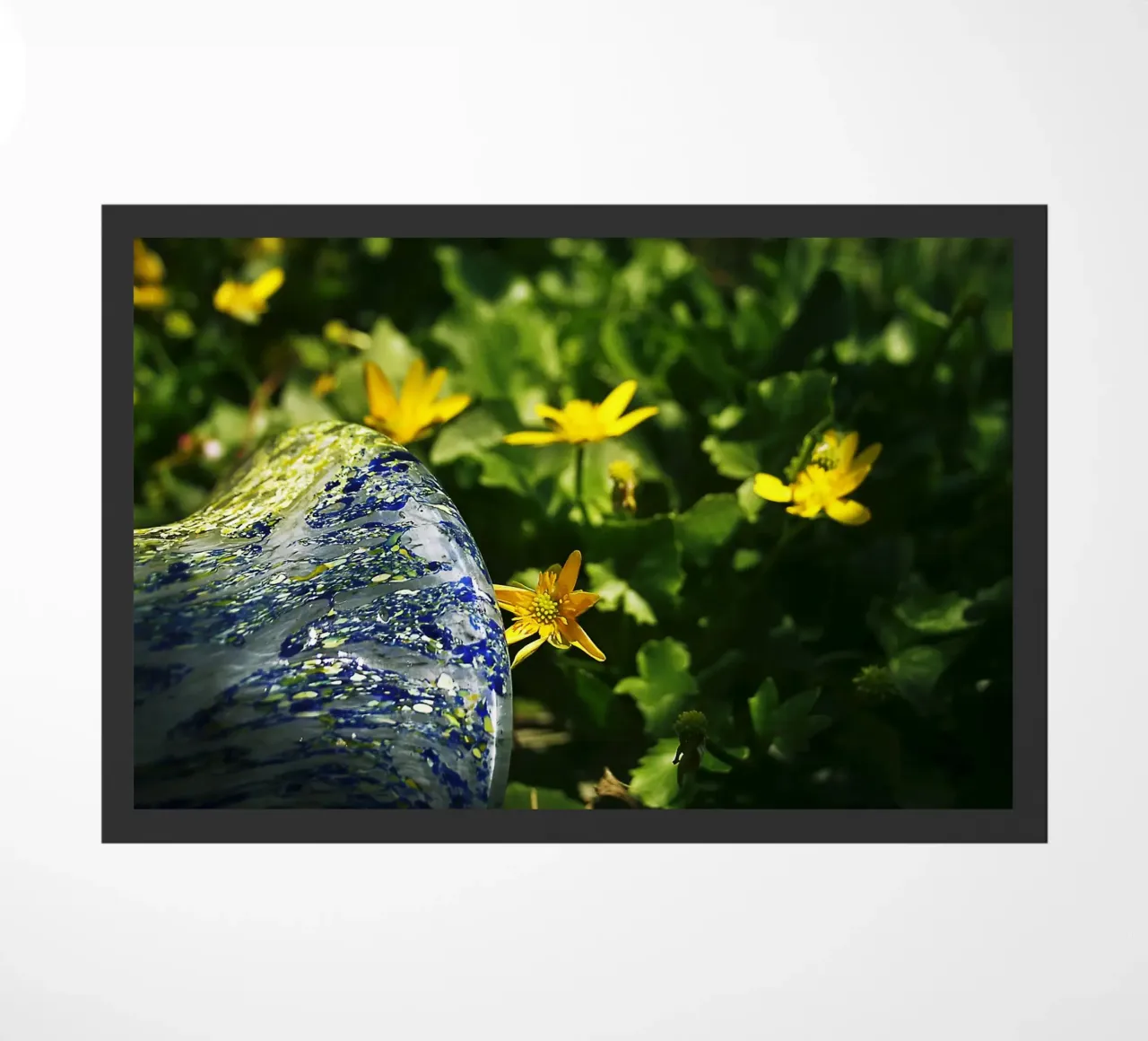 Fiori di campo gialli e vaso caduto - Racconto botanico zerbino da jay