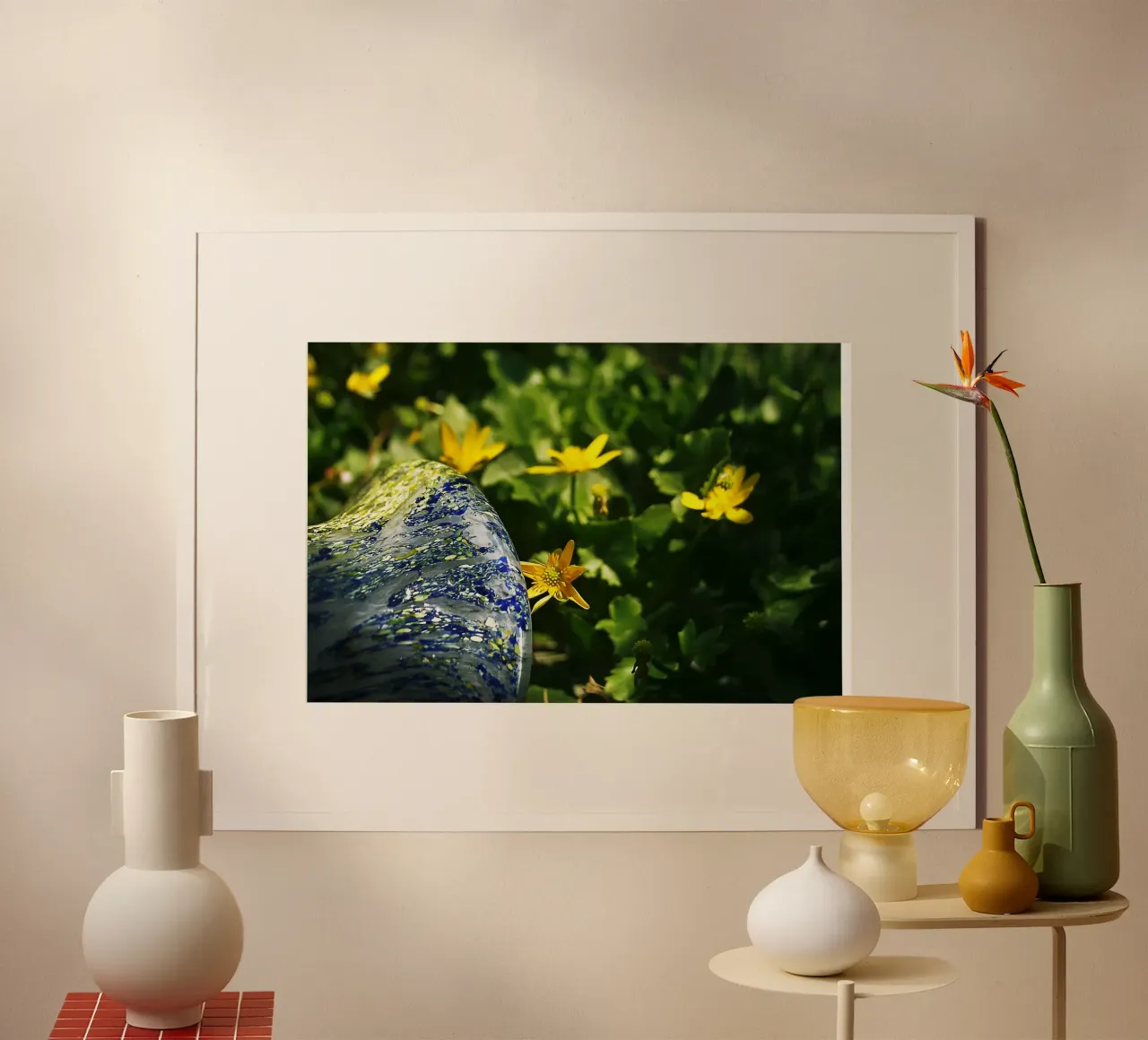 Fiori di campo gialli e vaso caduto - Racconto botanico poster con telaio in legno da jay