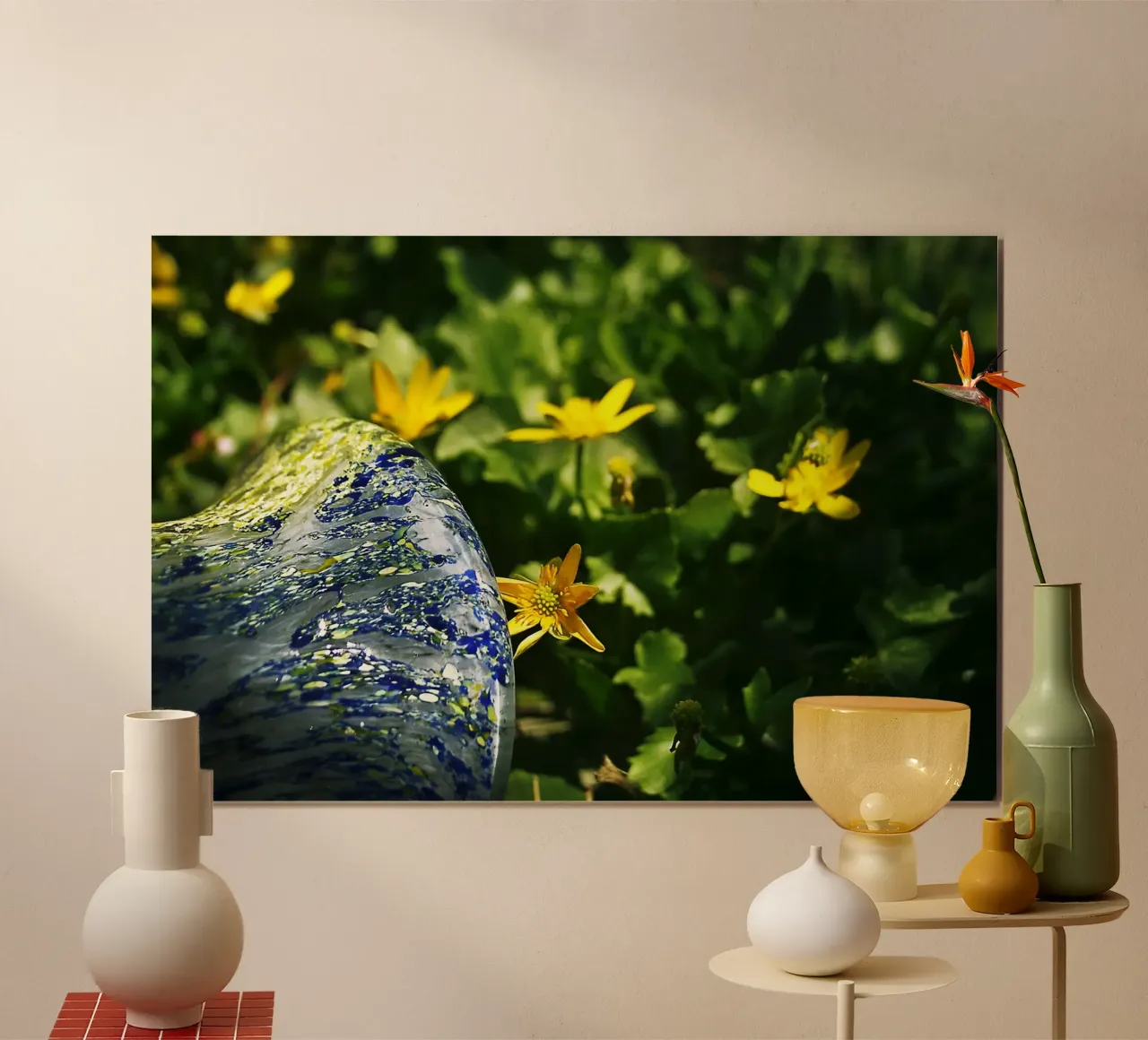 Fiori di campo gialli e vaso caduto - Racconto botanico poster con telaio in legno da jay