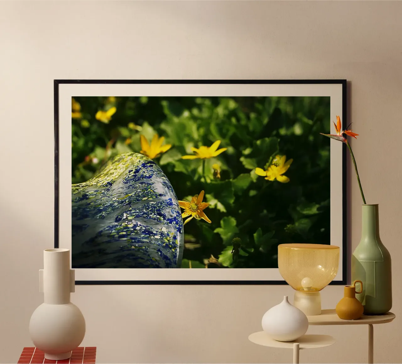 Fiori di campo gialli e vaso caduto - Racconto botanico poster con telaio in legno da jay