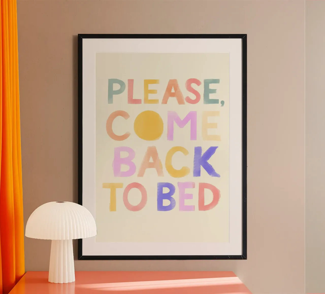 Please Come Back to Bed poster con telaio in legno da Attaboy Dsgn