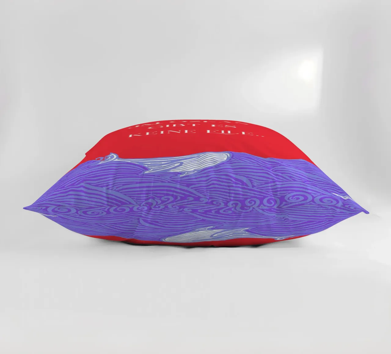 Non c'è fretta nell'oceano - balena nel mare. Blu lilla rosso. cuscino da PaperLine Art